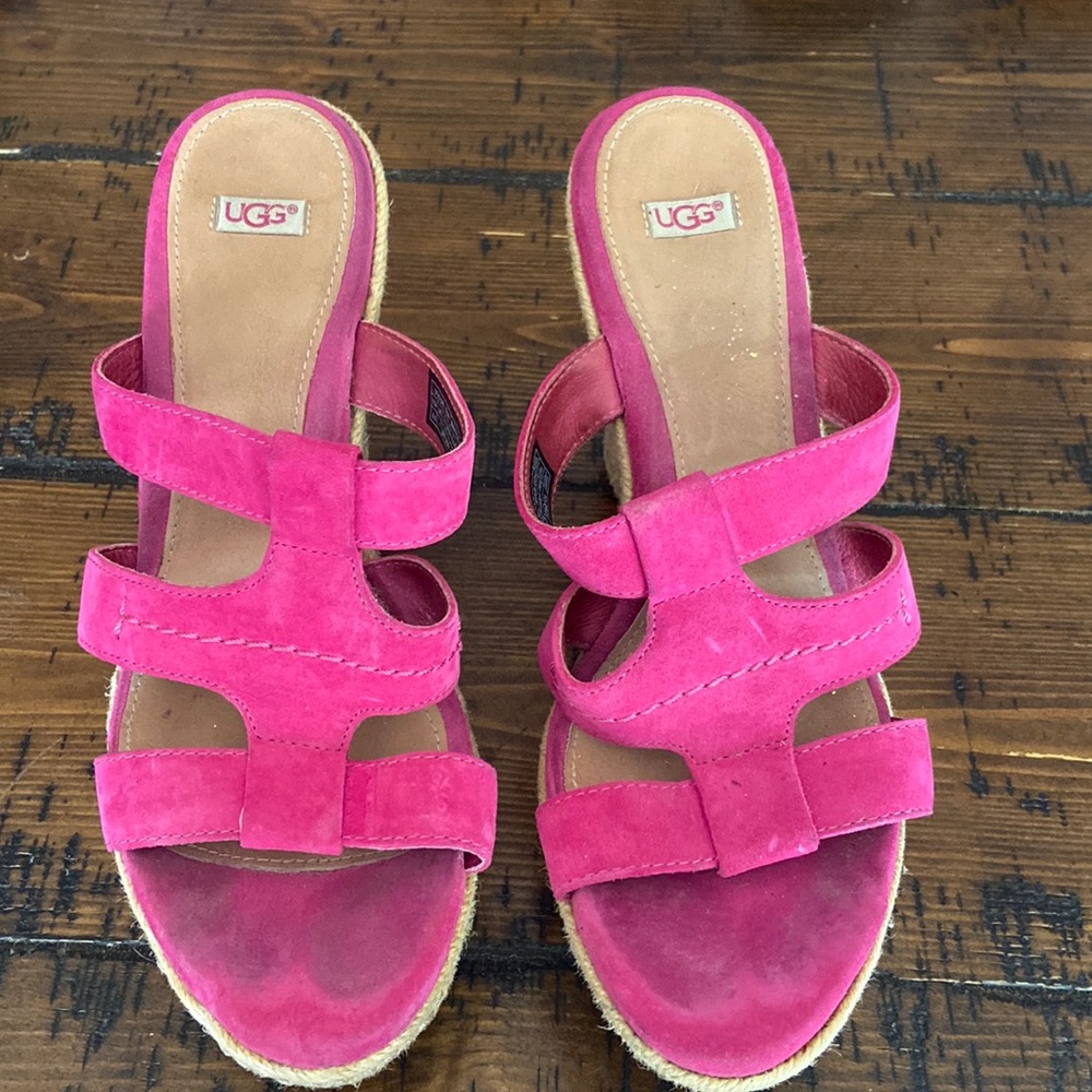 A pair of uggs shoes used
